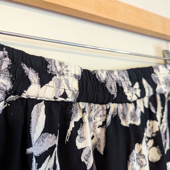 Vintage Styleworks 100% Rayon Black and White Floral Skirt - Picture 3 of 4